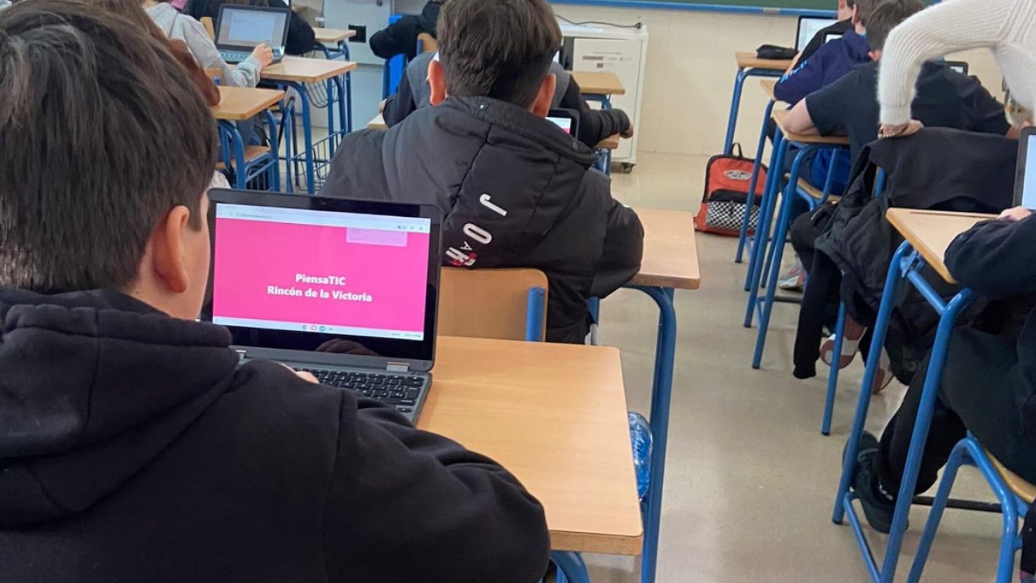 Rincón de la Victoria elabora un estudio que analiza el impacto del uso de Internet en la salud de los jóvenes 