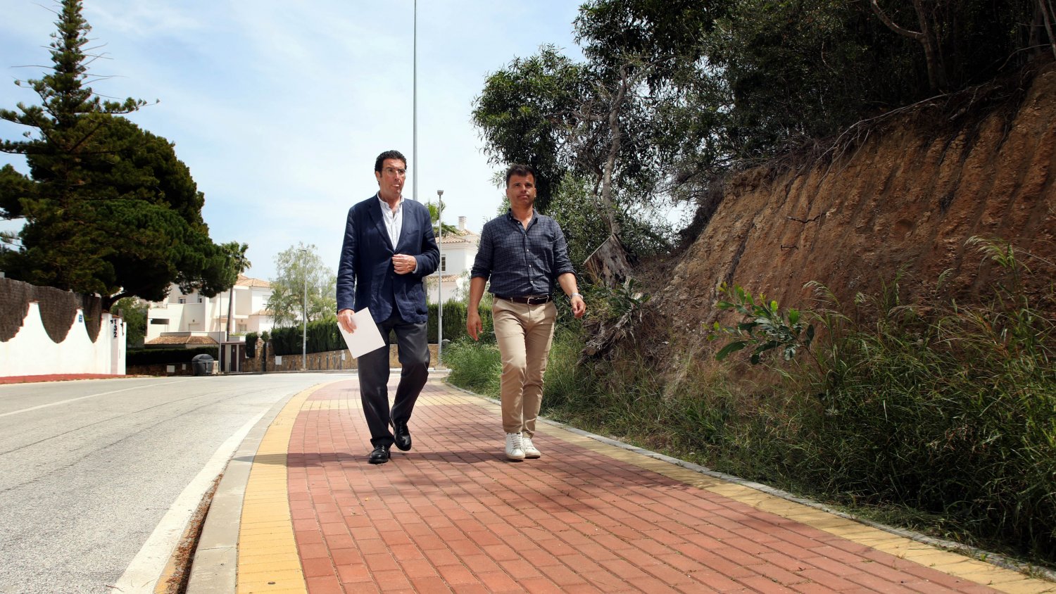 El Ayuntamiento de Marbella dota a la avenida Alcudia de Las Chapas de nuevo acerado e iluminación