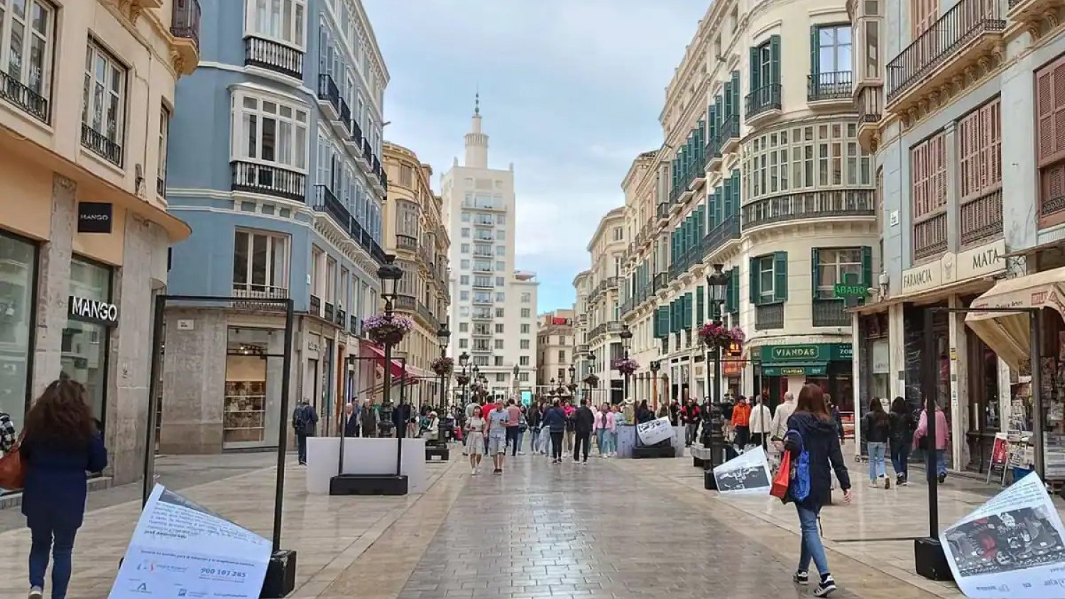 Un nuevo acto vandálico destroza en Málaga la exposición de Hogar Abierto en la calle Larios