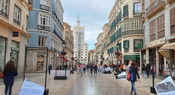 Un nuevo acto vandálico destroza en Málaga la exposición de Hogar Abierto en la calle Larios