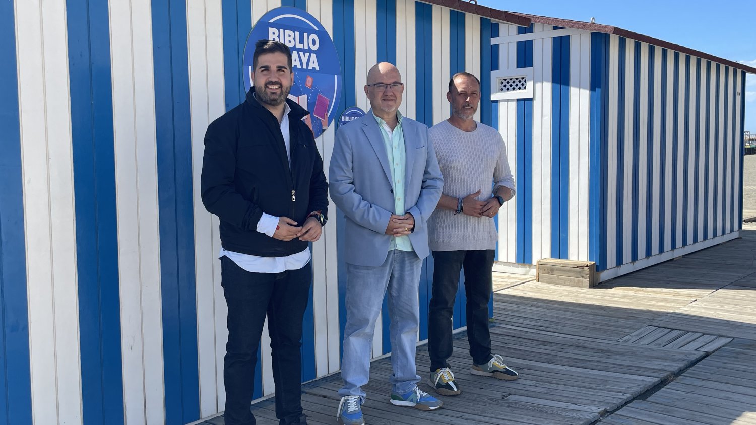 La biblioplaya de Torre del Mar amplía su zona de lectura y de biblioteca ante la gran demanda
