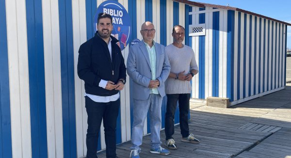 La biblioplaya de Torre del Mar amplía su zona de lectura y de biblioteca ante la gran demanda