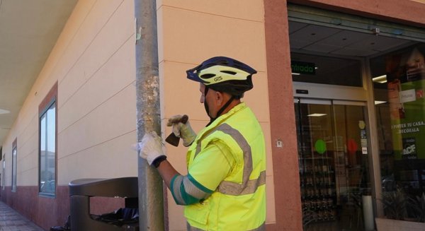Rincón de la Victoria ejecuta una campaña de limpieza en el mobiliario urbano del municipio 