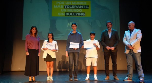 El Ayuntamiento de Mijas entrega los premios del certamen de relatos contra el bullying