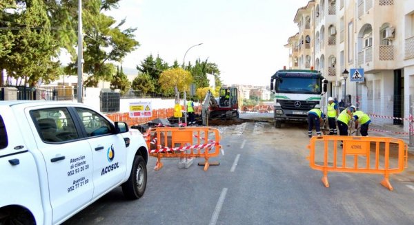 Acosol trabaja en la nueva rotura de la tubería de Abastecimiento en Alta en Benalmádena