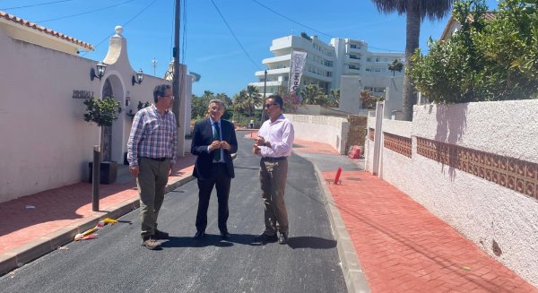 El Ayuntamiento de Marbella moderniza la calle Chopos con nueva iluminación, asfalto y acerado