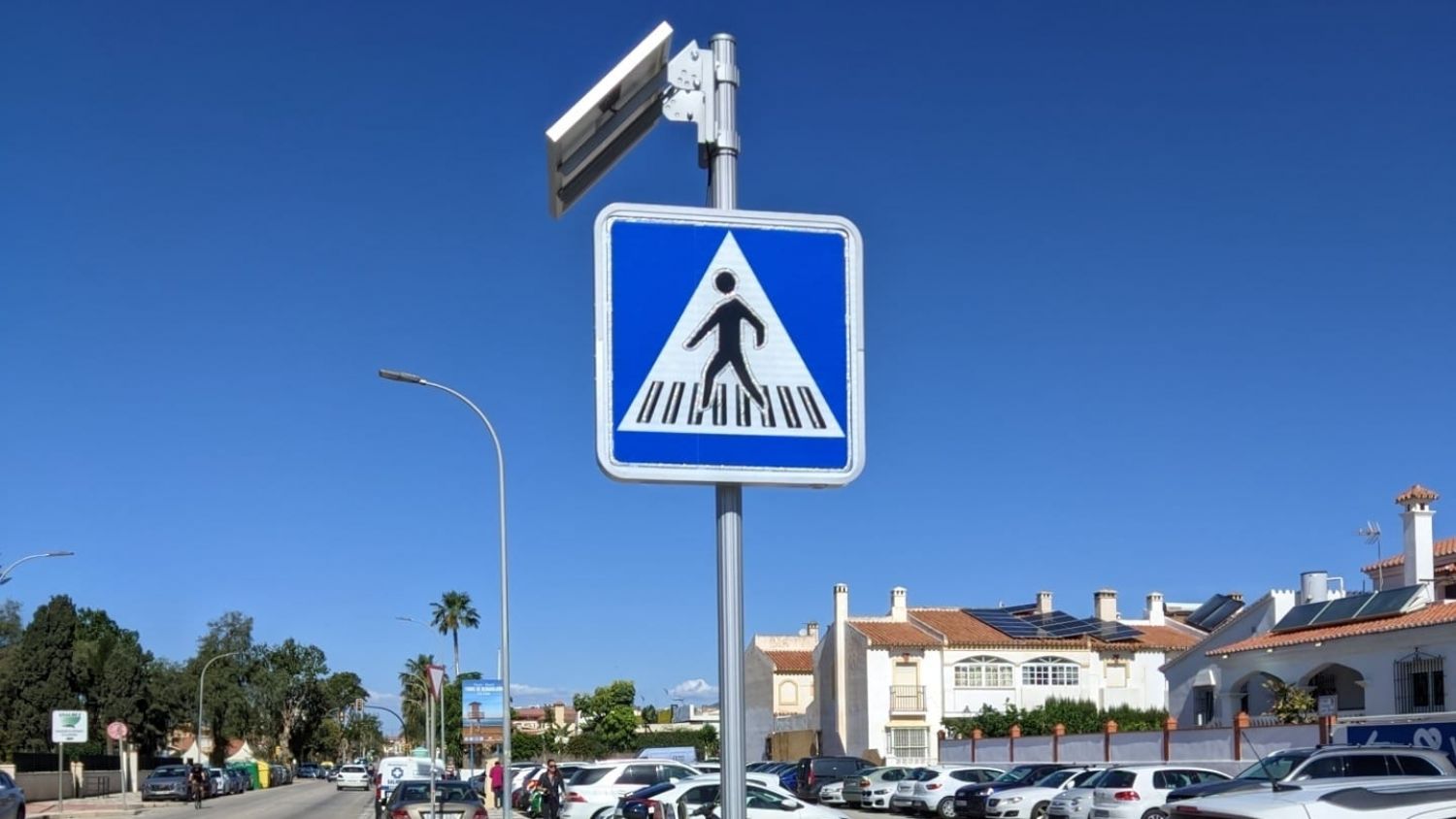 Rincón de la Victoria instala señales lumínicas solares para mejorar la seguridad peatonal en las principales vías