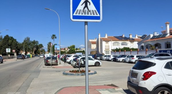 Rincón de la Victoria instala señales lumínicas solares para mejorar la seguridad peatonal en las principales vías