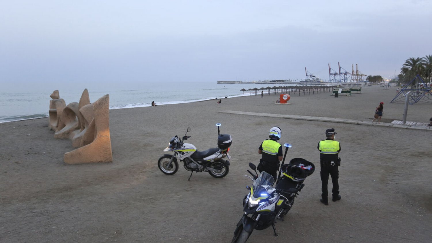 La Policía Local de Málaga intensifica la vigilancia en el litoral para prevenir la venta ambulante sin autorización