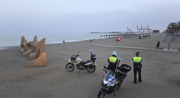 La Policía Local de Málaga intensifica la vigilancia en el litoral para prevenir la venta ambulante sin autorización