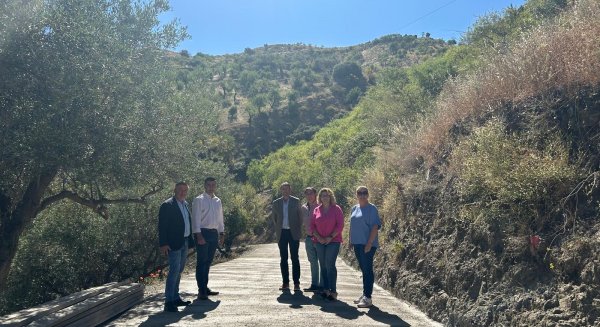 Continúan las obras de mejora en los caminos rurales de Sedella y Canillas de Albaida