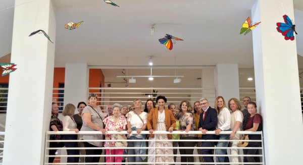 Torremolinos acoge la exposición ‘Rainbow Butterflies’ con obras del alumnado del Taller de Tiffany