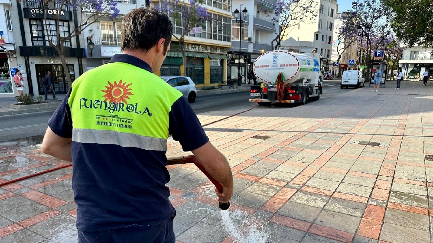 Fuengirola retoma los baldeos diarios en los espacios públicos  con agua no potable y frecuencia quincenal 