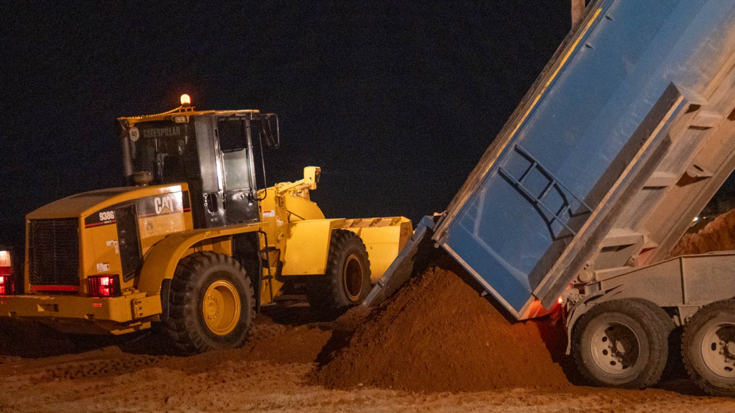 San Pedro Alcántara aporta más de 6.400 toneladas de arena a las playas de cara al inicio de la temporada estival