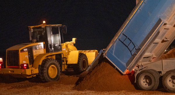 San Pedro Alcántara aporta más de 6.400 toneladas de arena a las playas de cara al inicio de la temporada estival