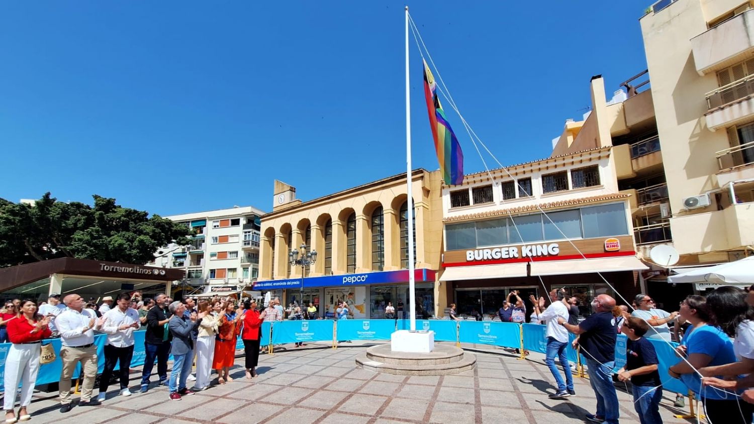 Arranca el Pride 2024 de Torremolinos con la izada de la bandera arcoíris en La Nogalera