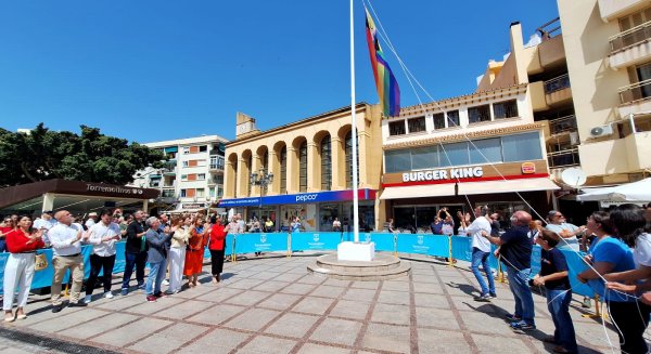 Arranca el Pride 2024 de Torremolinos con la izada de la bandera arcoíris en La Nogalera