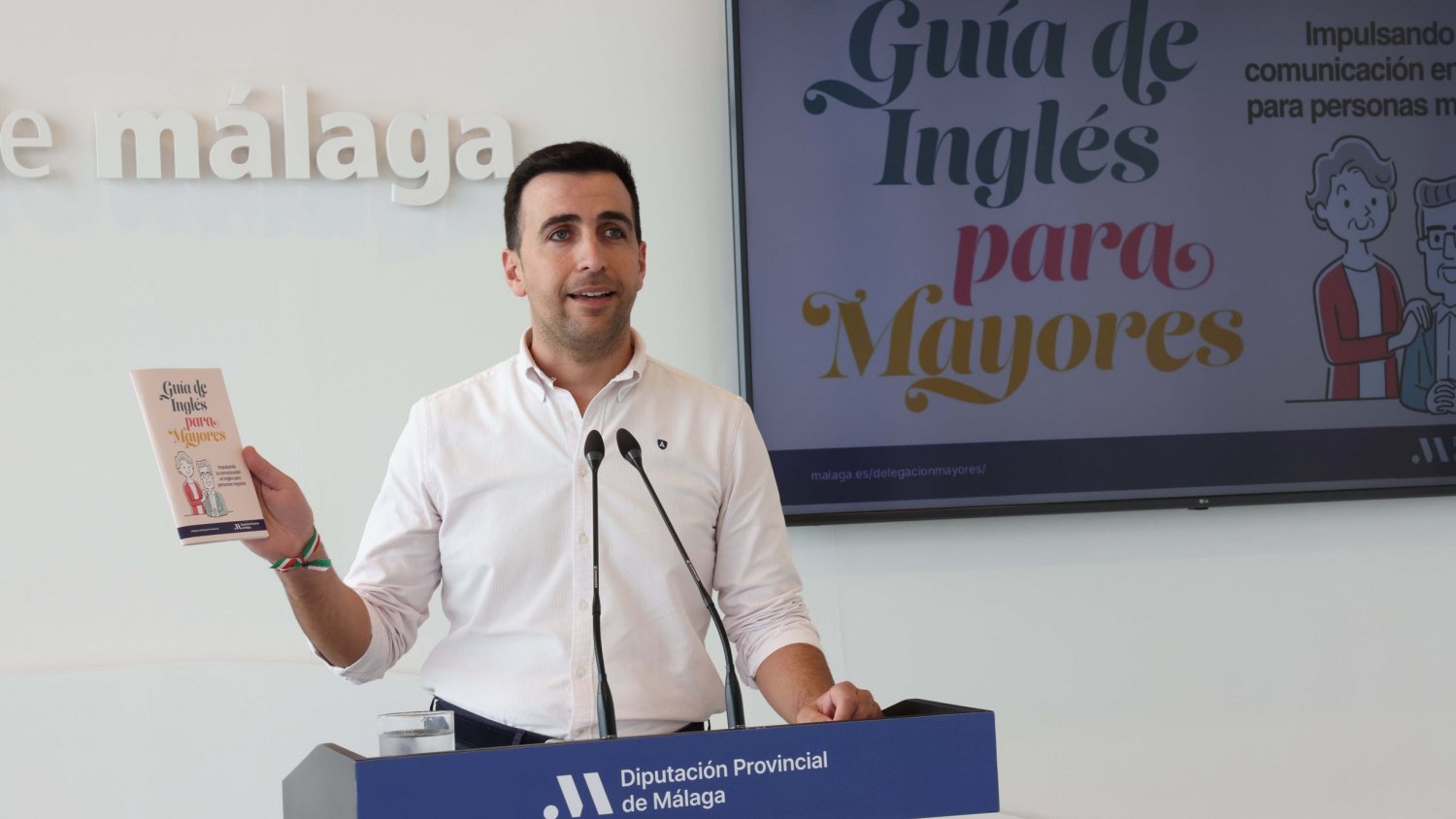 La Diputación de Málaga crea una guía para facilitar a mayores que se inicien en el aprendizaje de inglés básico