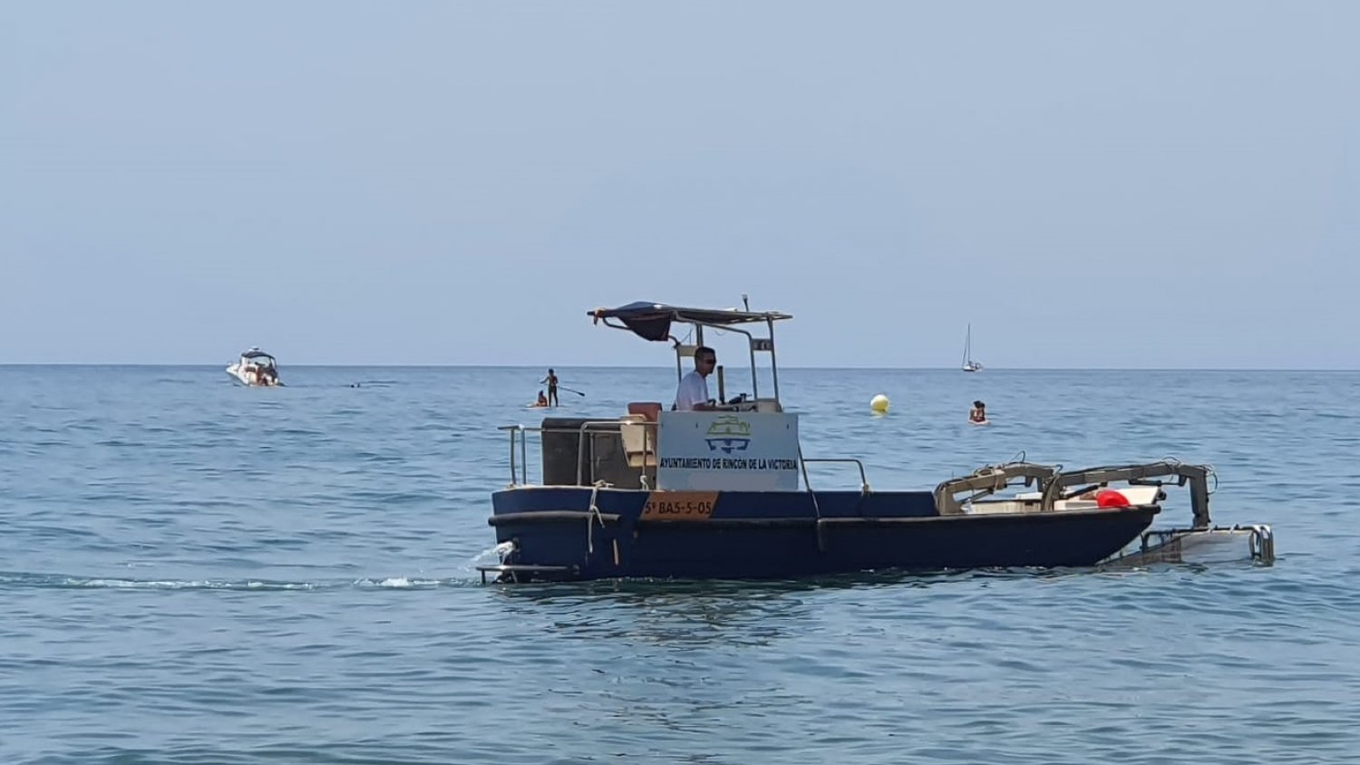 Rincón de la Victoria pone en marcha la limpieza de las aguas de las playas para la temporada estival 