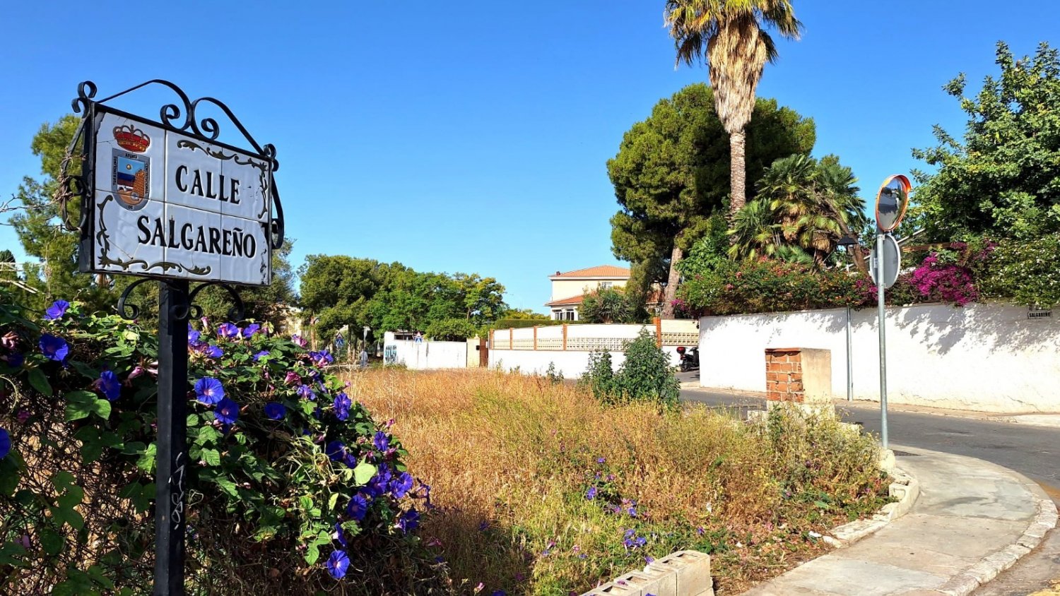 La circulación de vehículos en la calle Salgareño de Torremolinos queda en un único sentido por las obras