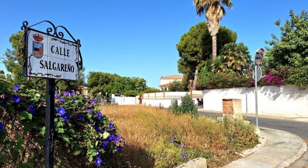 La circulación de vehículos en la calle Salgareño de Torremolinos queda en un único sentido por las obras