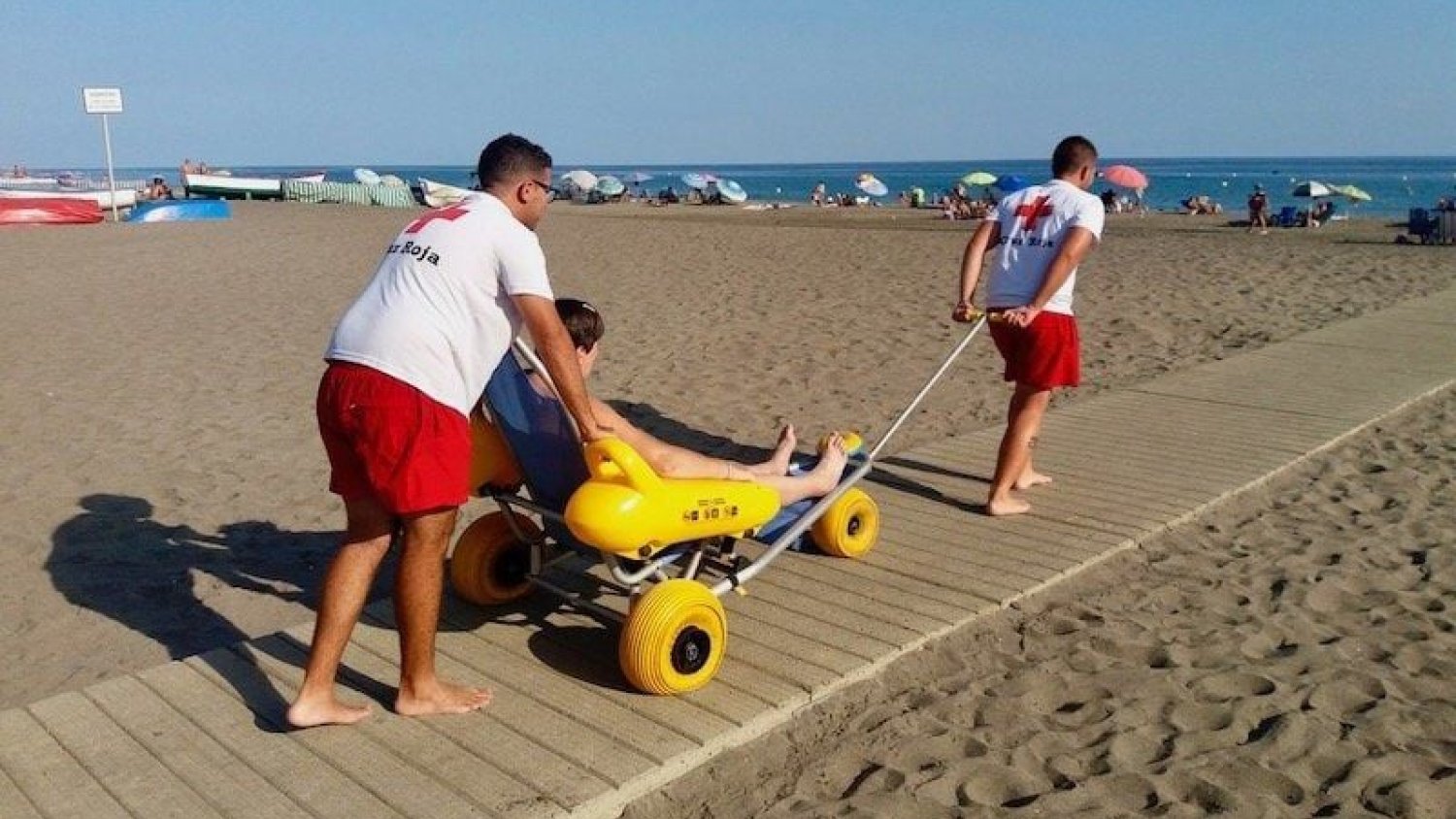 Comienza en Rincón de la Victoria el programa de baño asistido en la playa de la mano de Cruz Roja