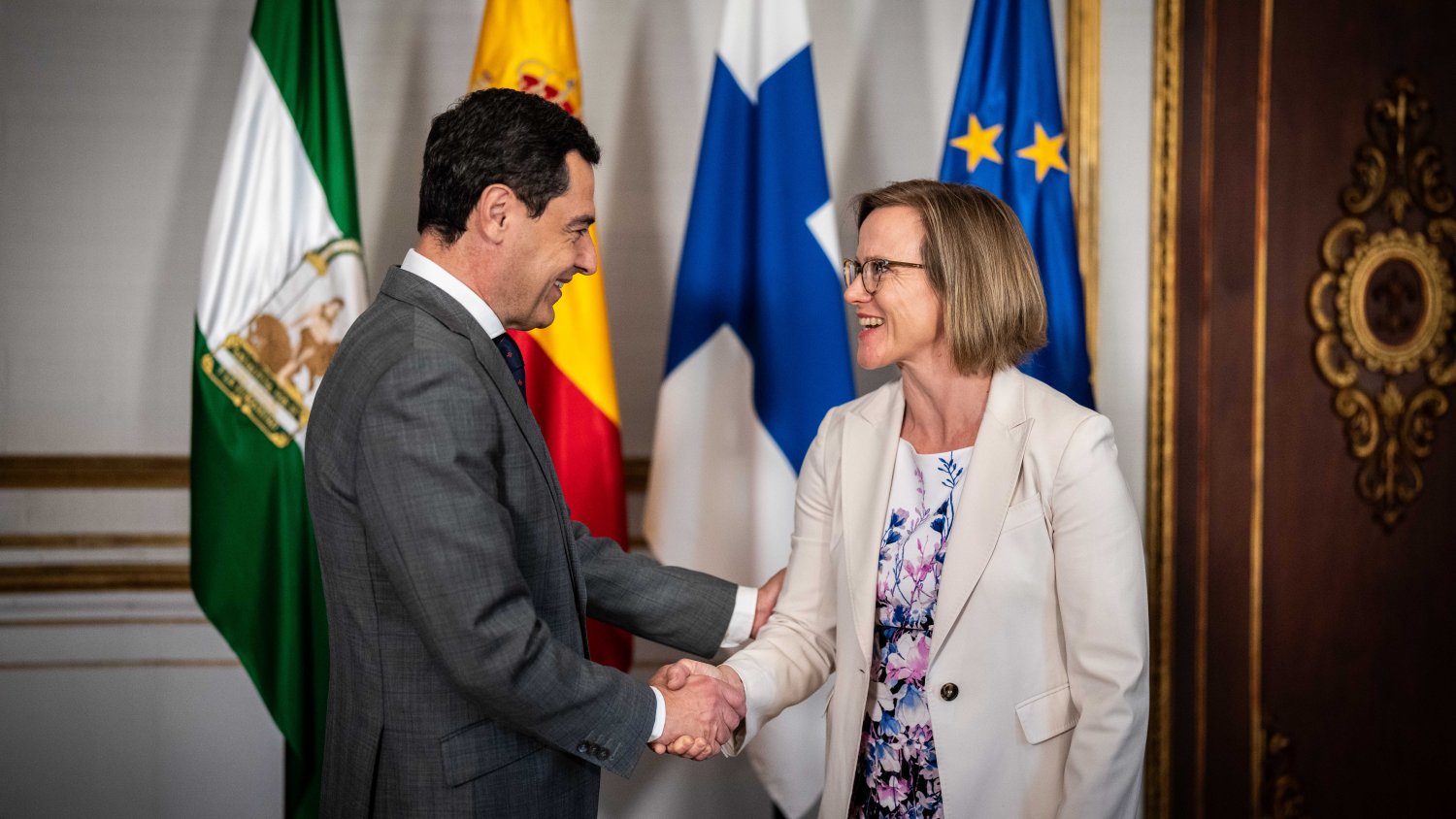 Juanma Moreno recibe en el Palacio de San Telmo a la embajadora de Finlandia en España