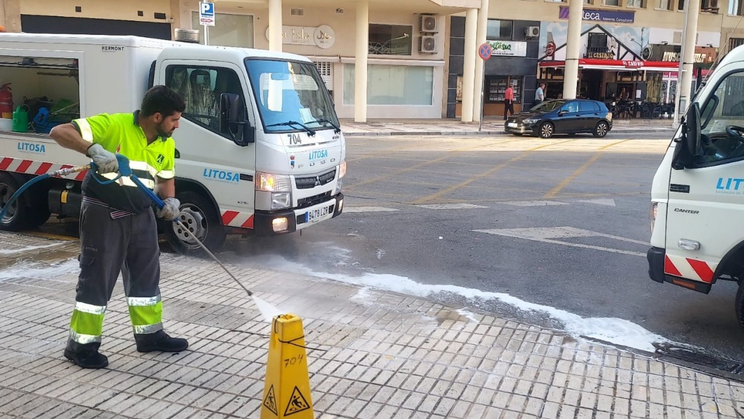 Torremolinos reactiva los trabajos de limpieza en las calles tras la excepción temporal de utilización de agua 