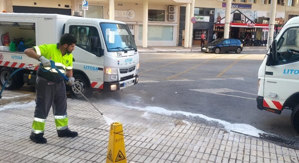 Torremolinos reactiva los trabajos de limpieza en las calles tras la excepción temporal de utilización de agua 