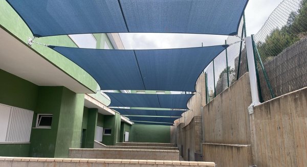 El Ayuntamiento de Rincón de la Victoria instala más de 1.600 metros cuadrados de toldos en centros escolares