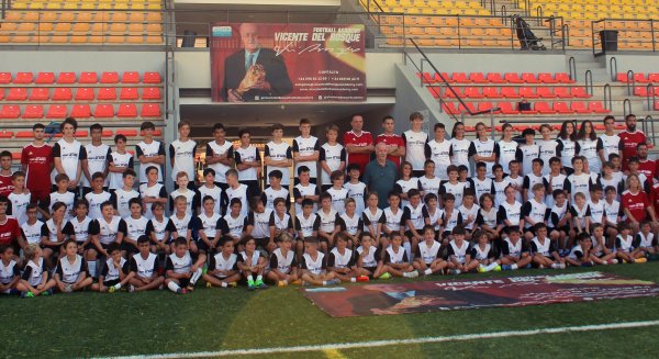 Vicente del Bosque visita su campus de verano, que se celebra por noveno año en Estepona