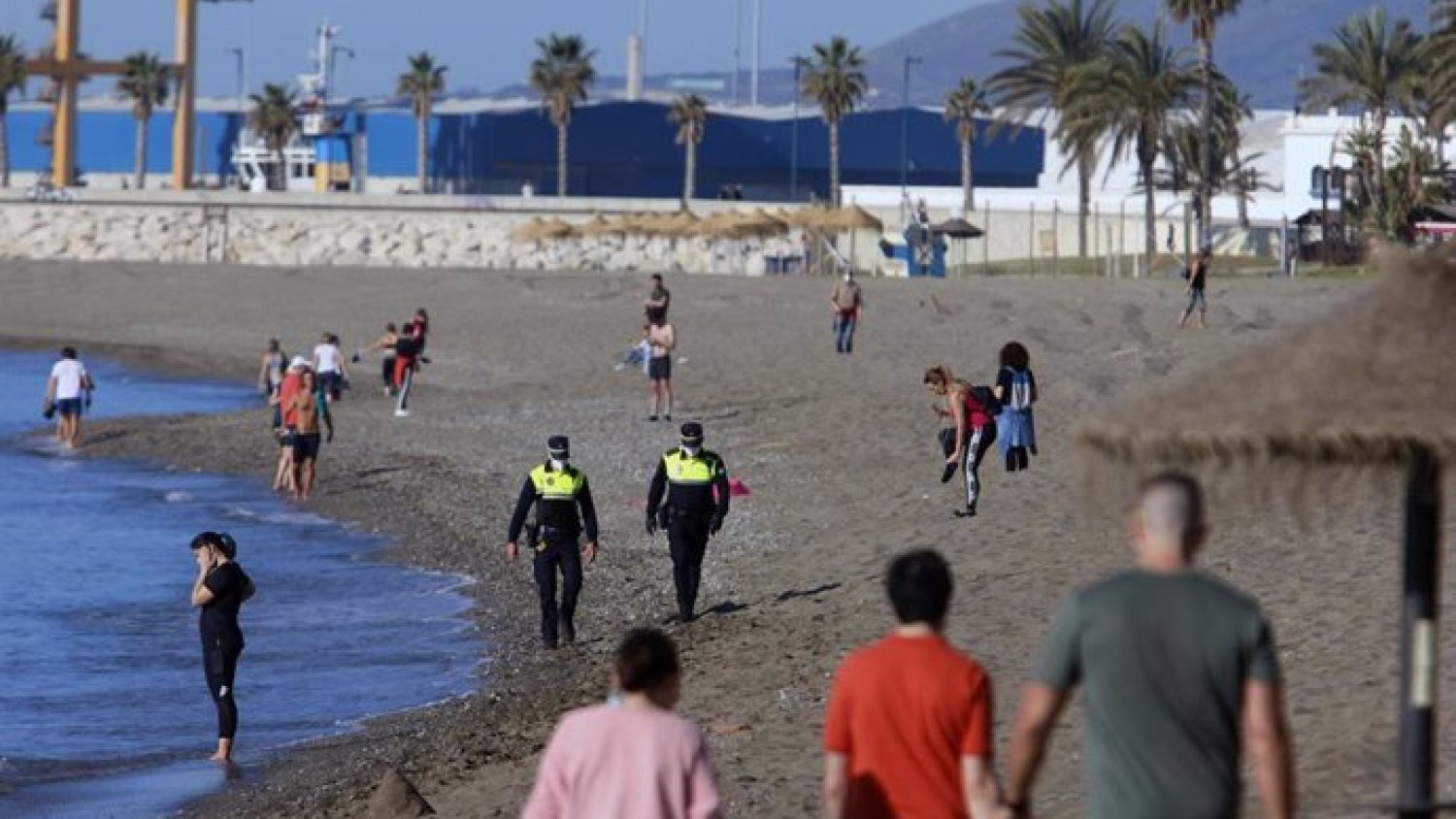 Denunciadas cinco personas en Málaga por venta no autorizada de mojitos en la playa 