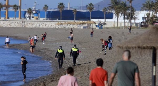 Denunciadas cinco personas en Málaga por venta no autorizada de mojitos en la playa 
