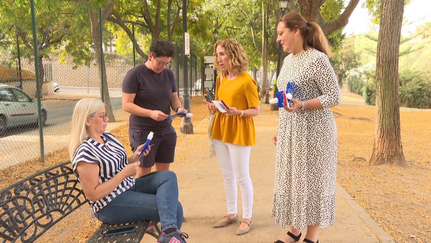 El Ayuntamiento de Fuengirola reparte en el barrio de Los Pacos botellas para limpiar la orina de los perros