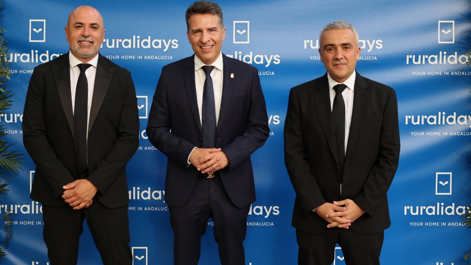 El alcalde de Torrox entrega el Premio Innovación a 'Villa Soñada' en el XV aniversario de Ruralidays