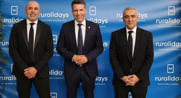 El alcalde de Torrox entrega el Premio Innovación a 'Villa Soñada' en el XV aniversario de Ruralidays