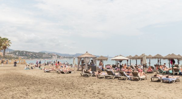 El Ayuntamiento de Málaga licita la adjudicación de licencias para la explotación de 50 parcelas para el servicio de hamacas
