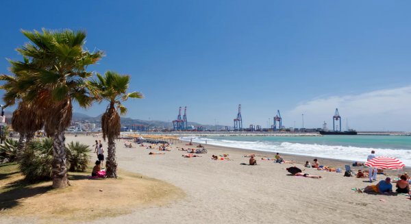 La Playa de San Andrés se recarga de 40.000m3 de arena