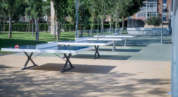 El Parque del Oeste de Málaga incorpora tres mesas de ajedrez y dos nuevas de ping pong 