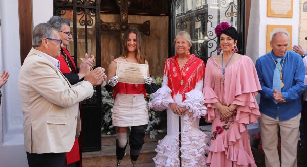 Marbella homenajea a la deportista Sarah Almagro en el Día Grande de la Feria con la medalla conmemorativa