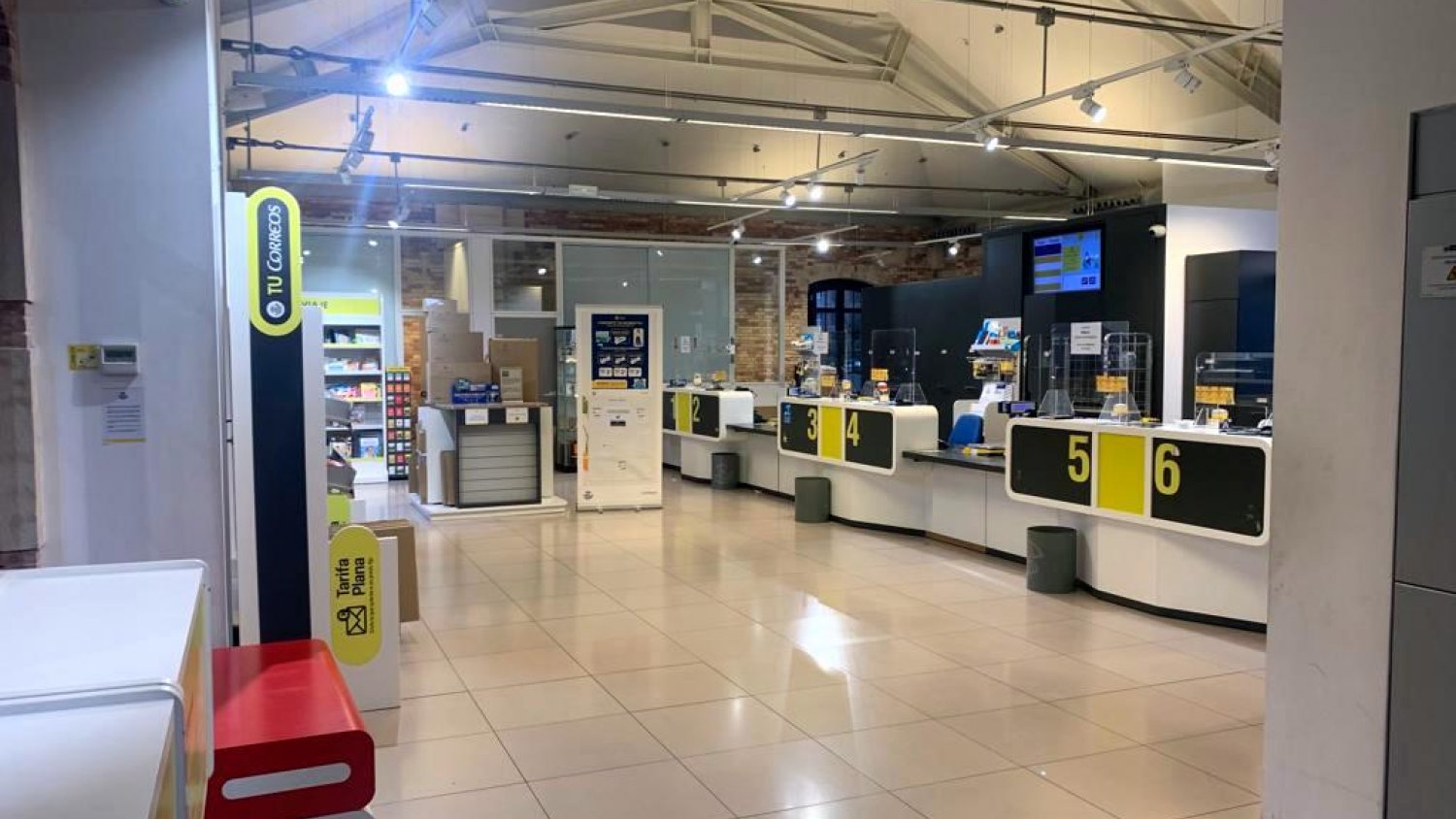 Correos facilita la adquisición de distintivos ambientales de la DGT para acceder a la Zona de Bajas Emisiones de Málaga