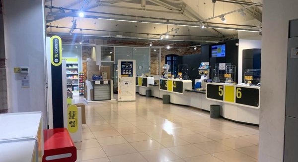 Correos facilita la adquisición de distintivos ambientales de la DGT para acceder a la Zona de Bajas Emisiones de Málaga