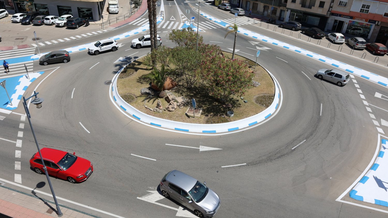 Torrox mejora la seguridad, señalización y estética de las principales rotondas del municipio