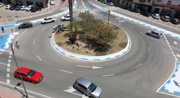 Torrox mejora la seguridad, señalización y estética de las principales rotondas del municipio