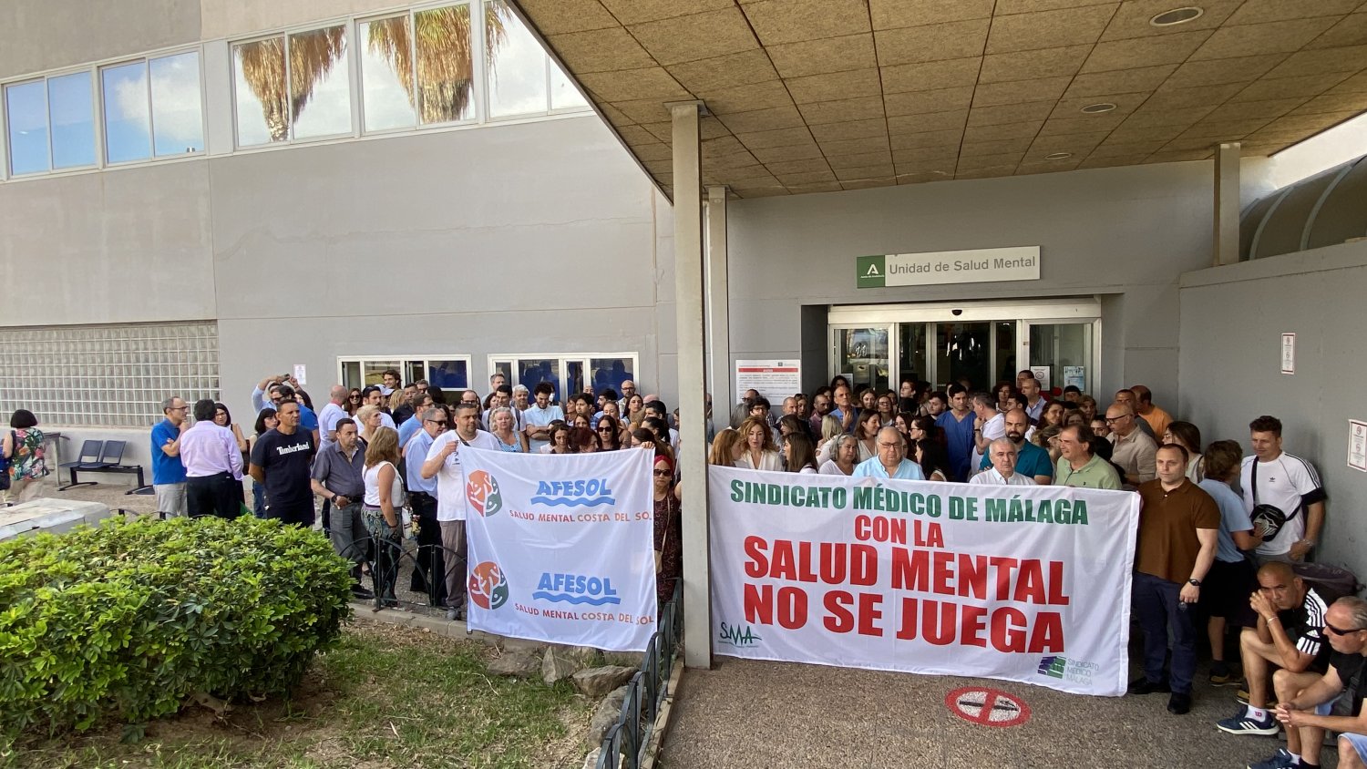 La unidad de salud mental del hospital Virgen de la Victoria protesta por su situación precaria