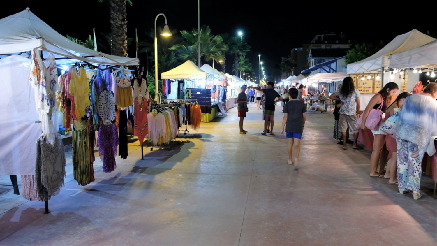 Rincón de la Victoria abre el mercadillo nocturno con casi medio centenar de puestos de venta de artesanía y artículos 