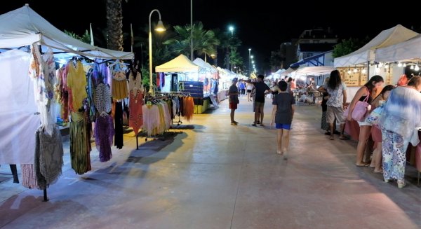 Rincón de la Victoria abre el mercadillo nocturno con casi medio centenar de puestos de venta de artesanía y artículos 