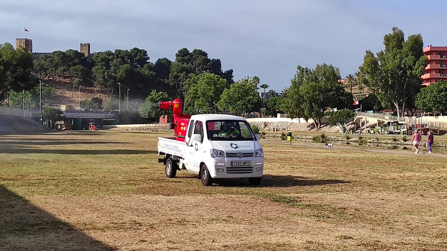 El Ayuntamiento de Fuengirola controla con un vehículo atomizador la presencia de mosquitos 