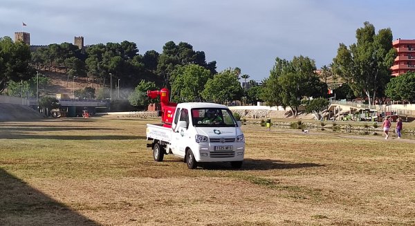 El Ayuntamiento de Fuengirola controla con un vehículo atomizador la presencia de mosquitos 