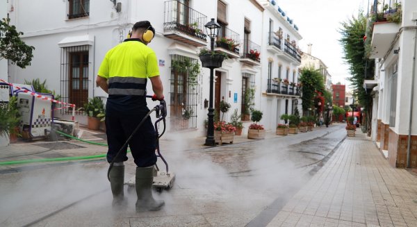 El Ayuntamiento de Marbella retoma los trabajos de baldeo para la limpieza viaria 